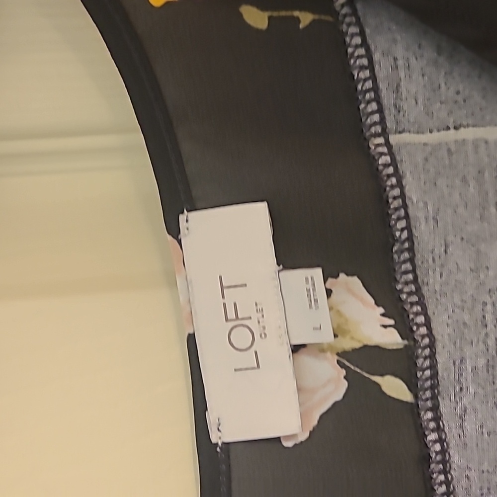Large Loft Outlet Top - Picture 2 of 4